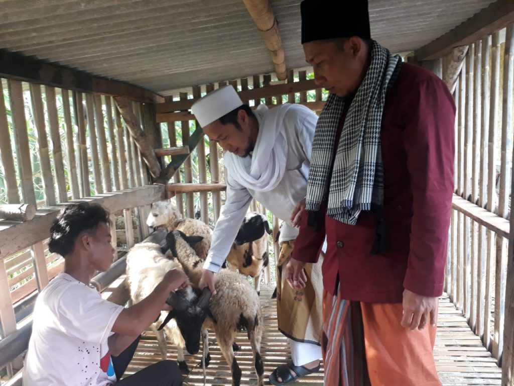 Ustadz Mulyadi (berpeci putih) dari Ponpes Darul Afkar mewakili Pusat Pengajian Islam Universitas Nasional (PPI-UNAS) menyerahkan wakaf lima ekor kambing (1 bayi), kepada Ustadz  Mujib (berpeci hitam) Pimpinan Ponpes Raudatul Atfal, Cimanggu, Banten.