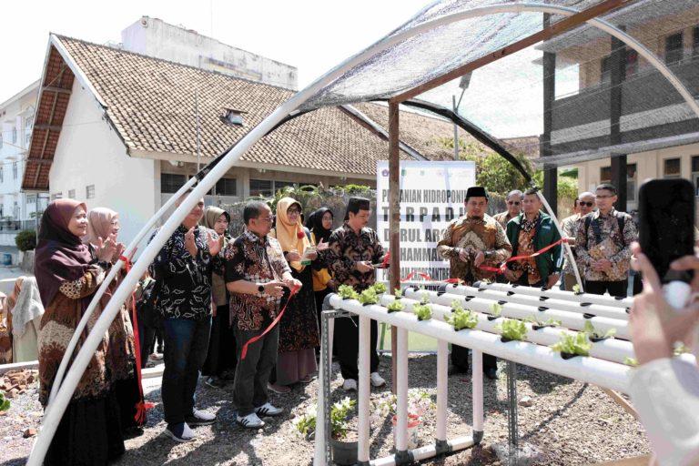 PPI UNAS Gandeng Adira Finance Syariah, Lakukan Penanaman Pohon dan Peresmian Pertanian Hidroponik di Ponpes Darul Arqam Muhammadiyah